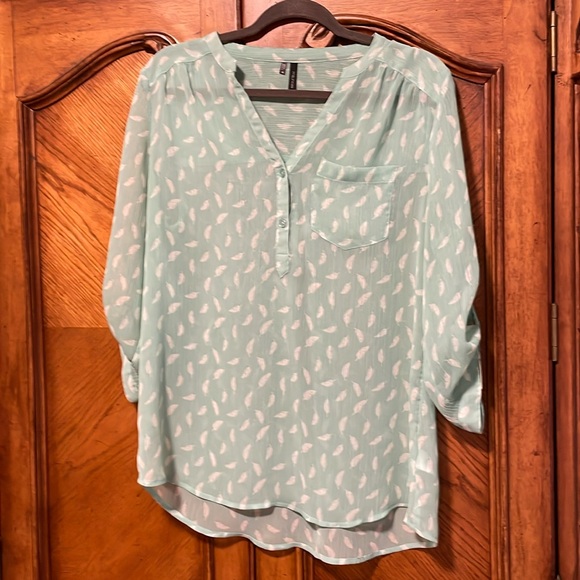 croft & barrow Tops - 🪶 Pale Green Feather Blouse